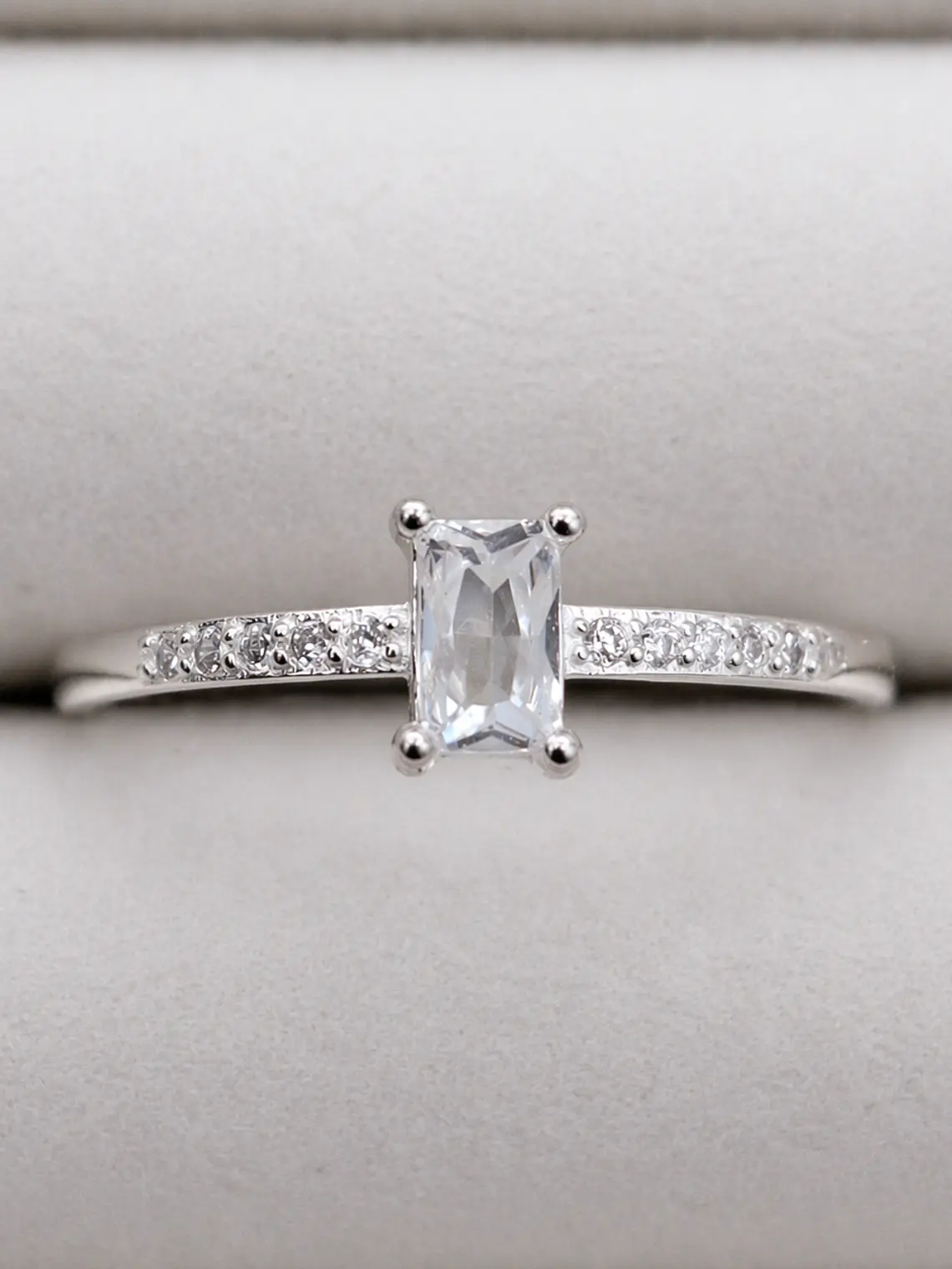Anillo Solitario corte baguette 1
