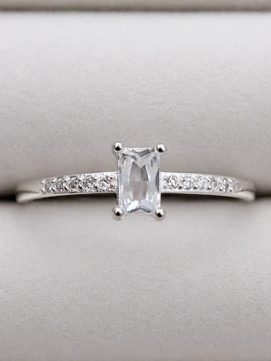 Anillo Solitario corte baguette