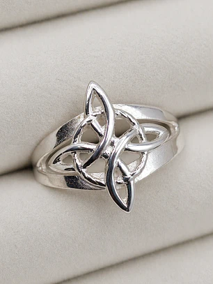 Anillo Nudo de Bruja Clásico