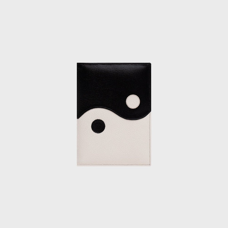 PORTAPASAPORTE LUCKY YIN YANG HUESO NEGRO 1