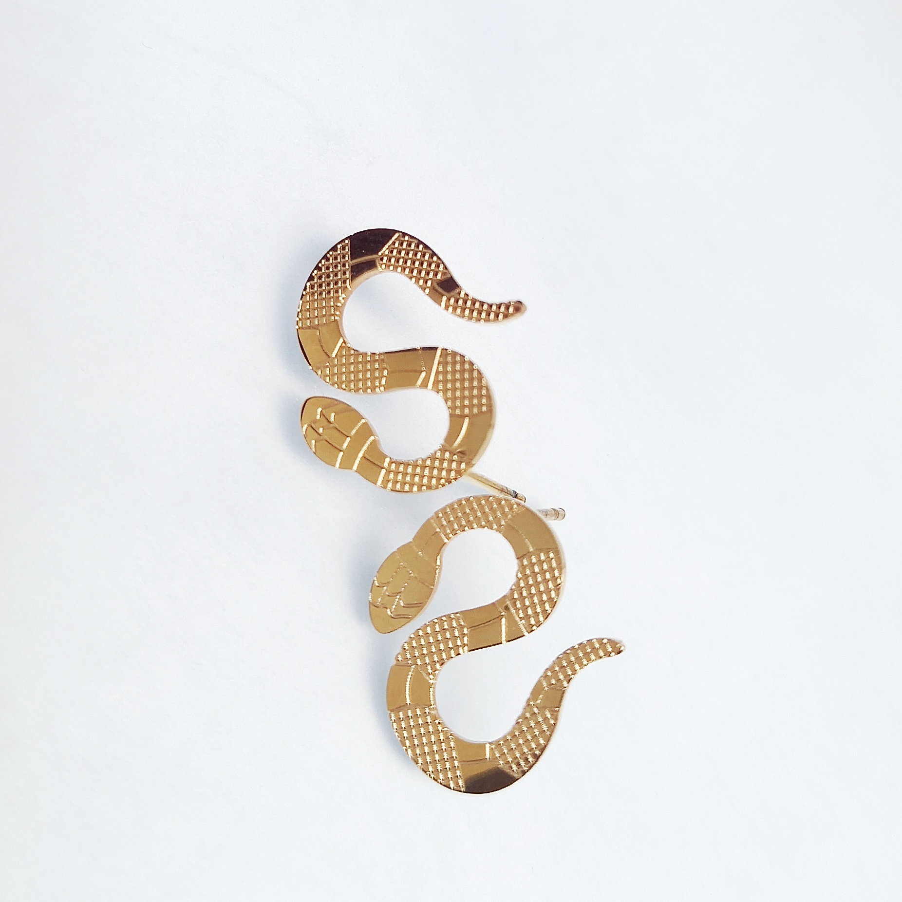 Aretes dorados serpiente