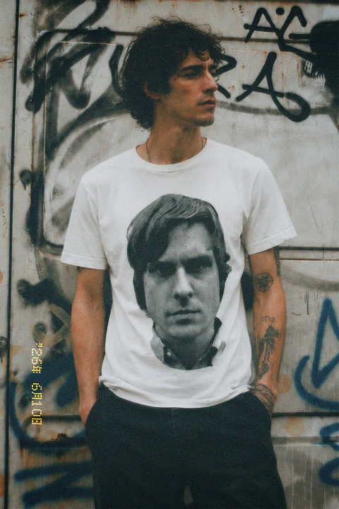Polera John Maus – Noir Synth Portrait