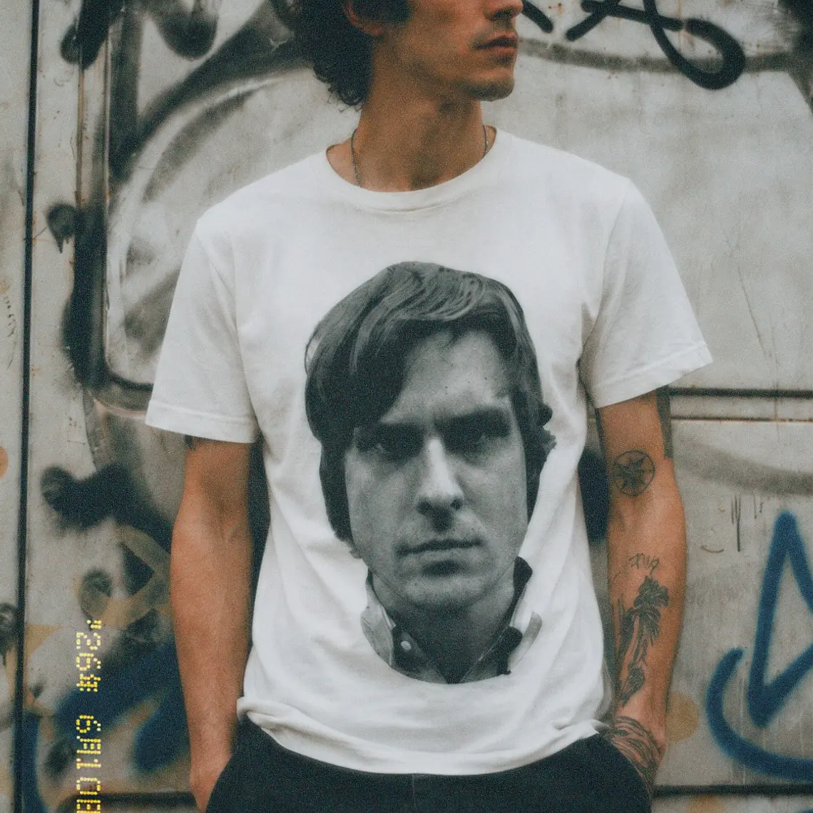 Polera John Maus – Noir Synth Portrait 1