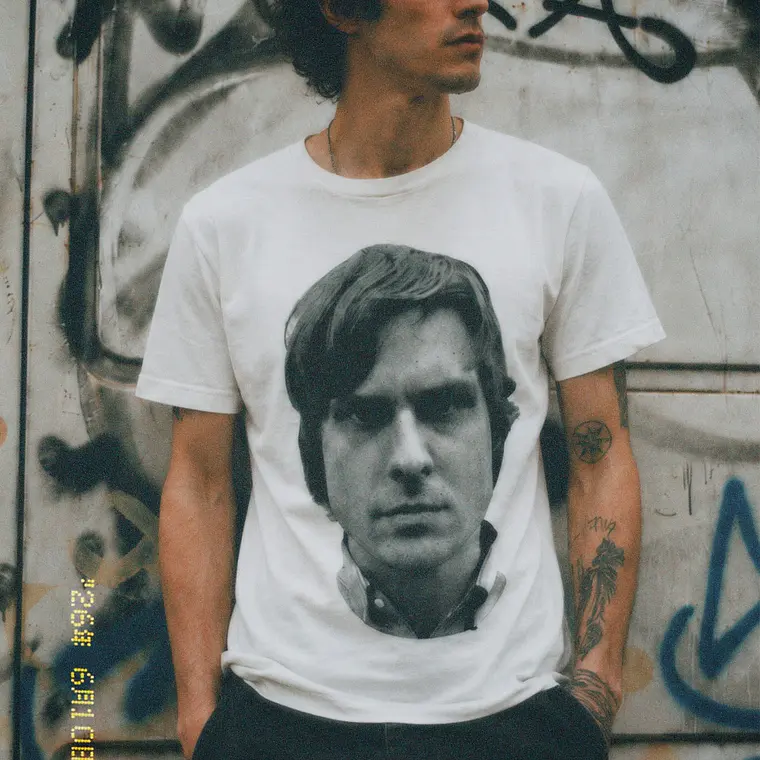 Polera John Maus – Noir Synth Portrait 1