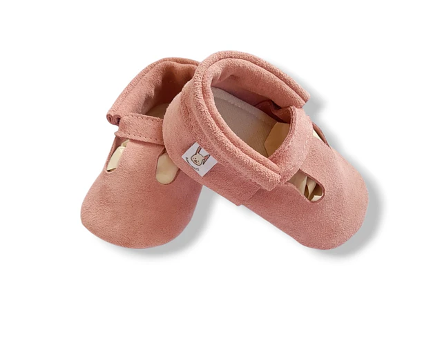 Moccs con aberturas modelo pluma