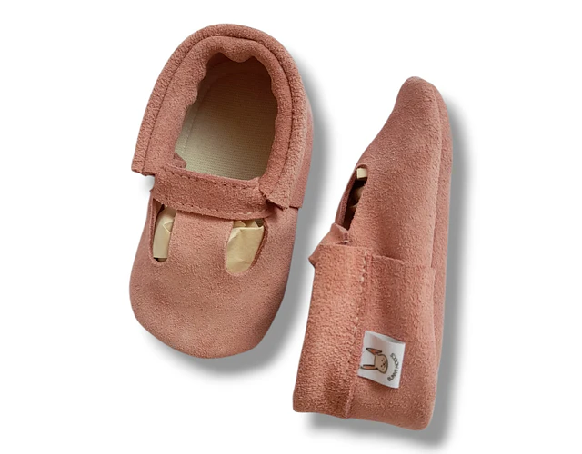 Moccs con aberturas modelo pluma