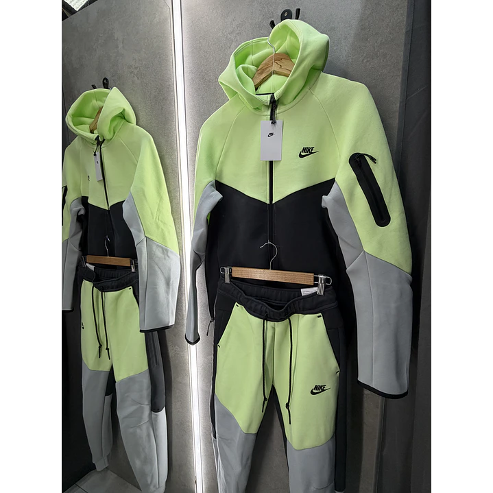 CONJUNTO NIKE TECH 1