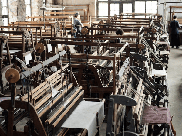 Descubra a história do burel, o tradicional tecido português.