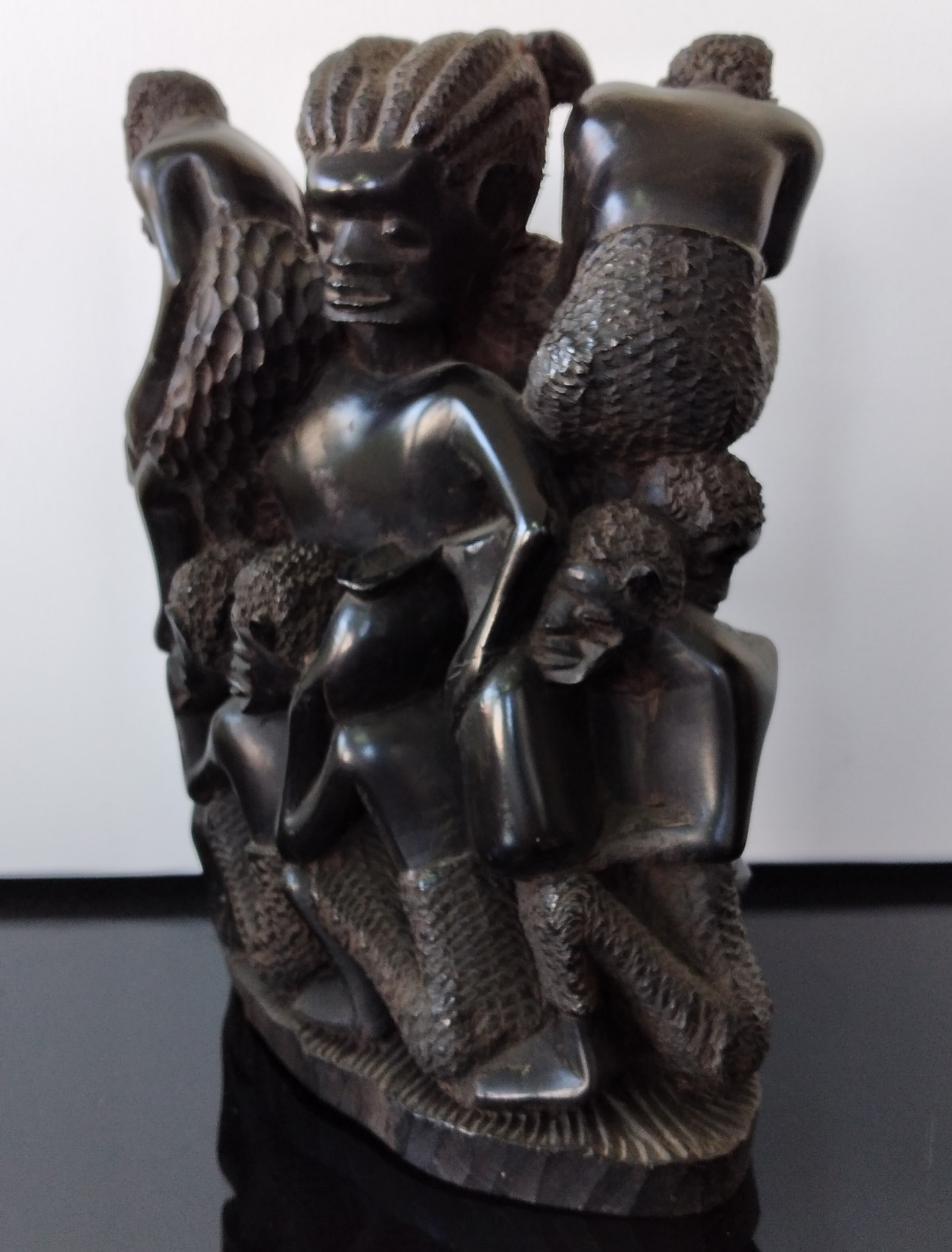 Escultura em madeira família  2