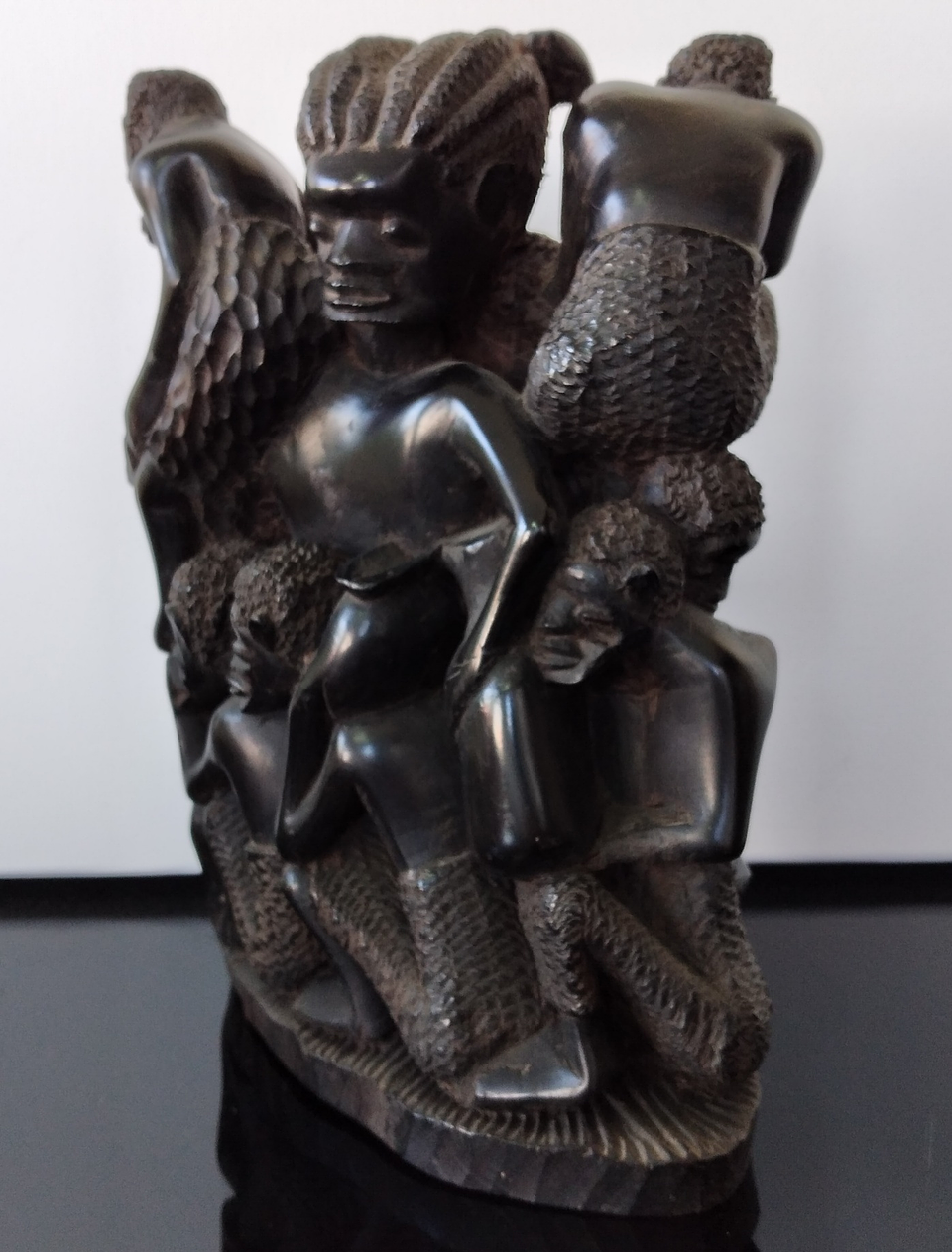 Escultura em madeira família  2