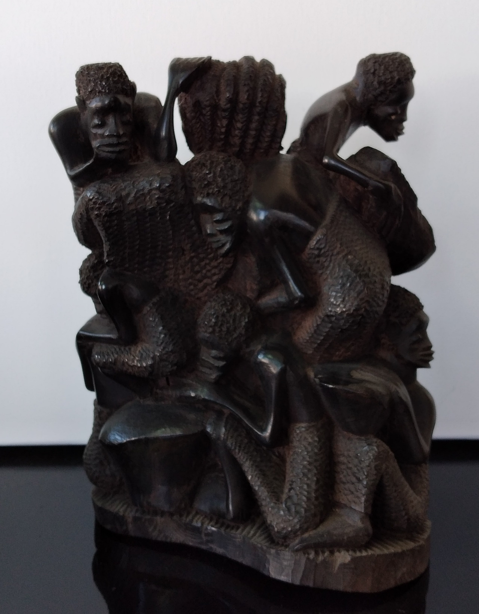 Escultura em madeira família  4