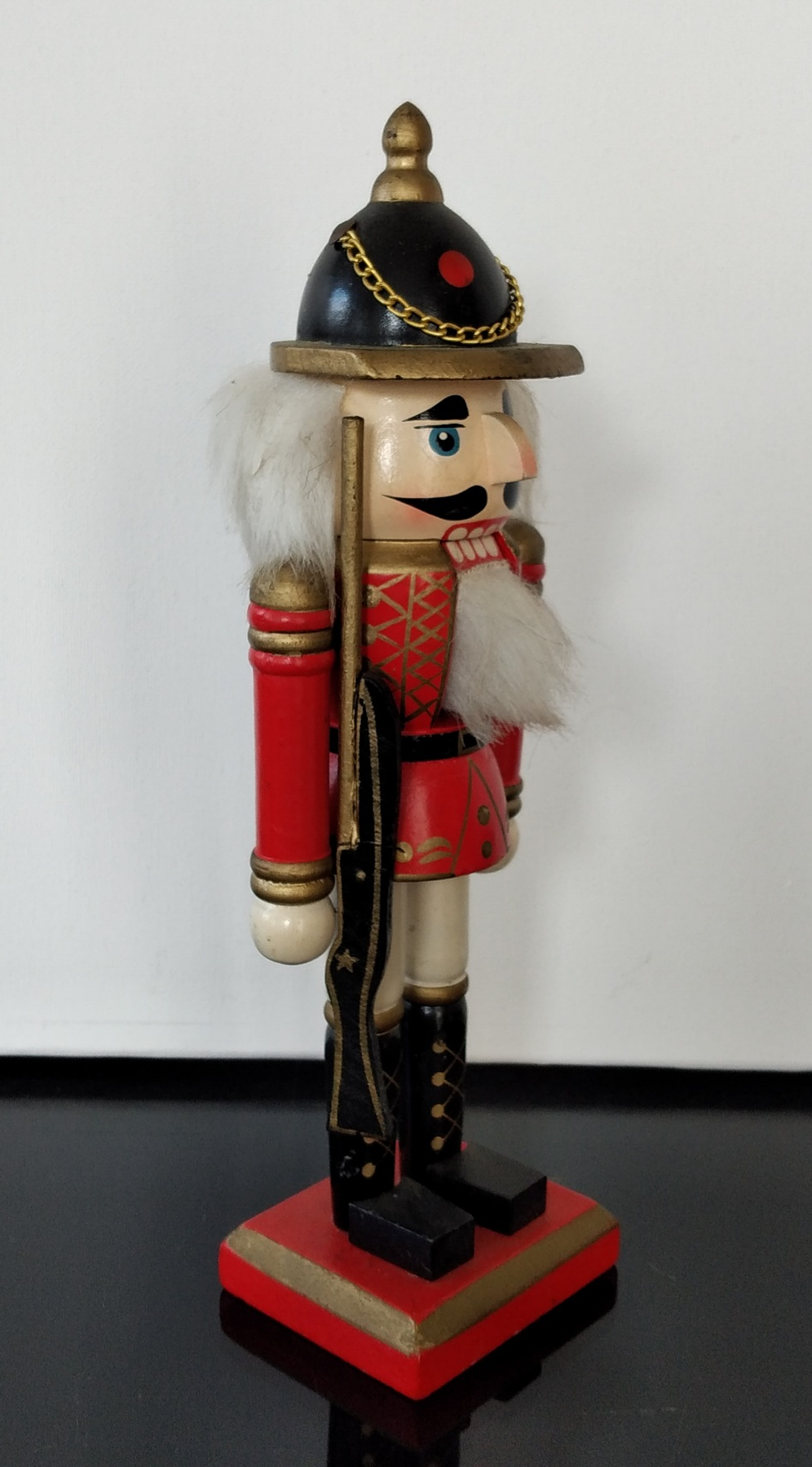 Quebra nozes em madeira  2