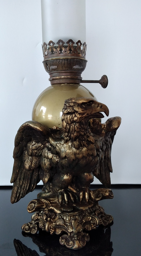 Candeeiro a petróleo representando Águia