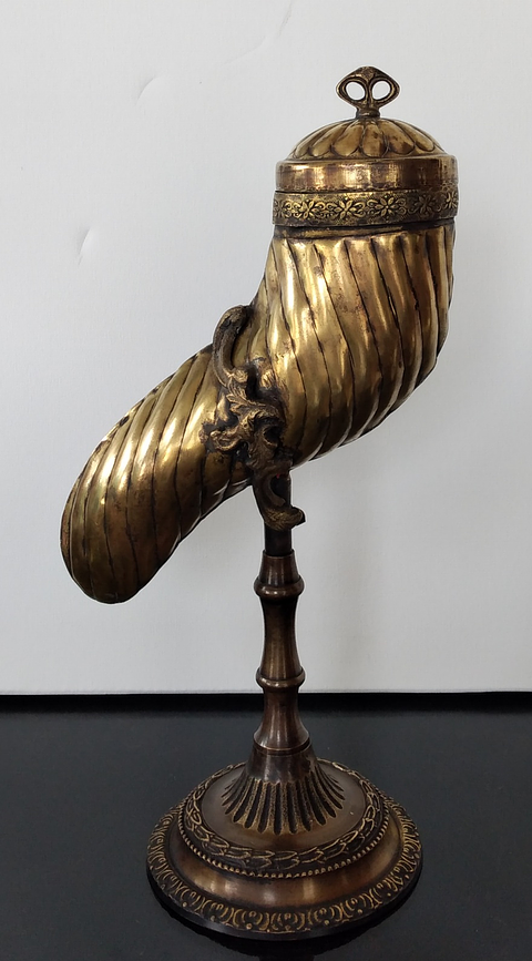 Cornucópia em metal repuxado