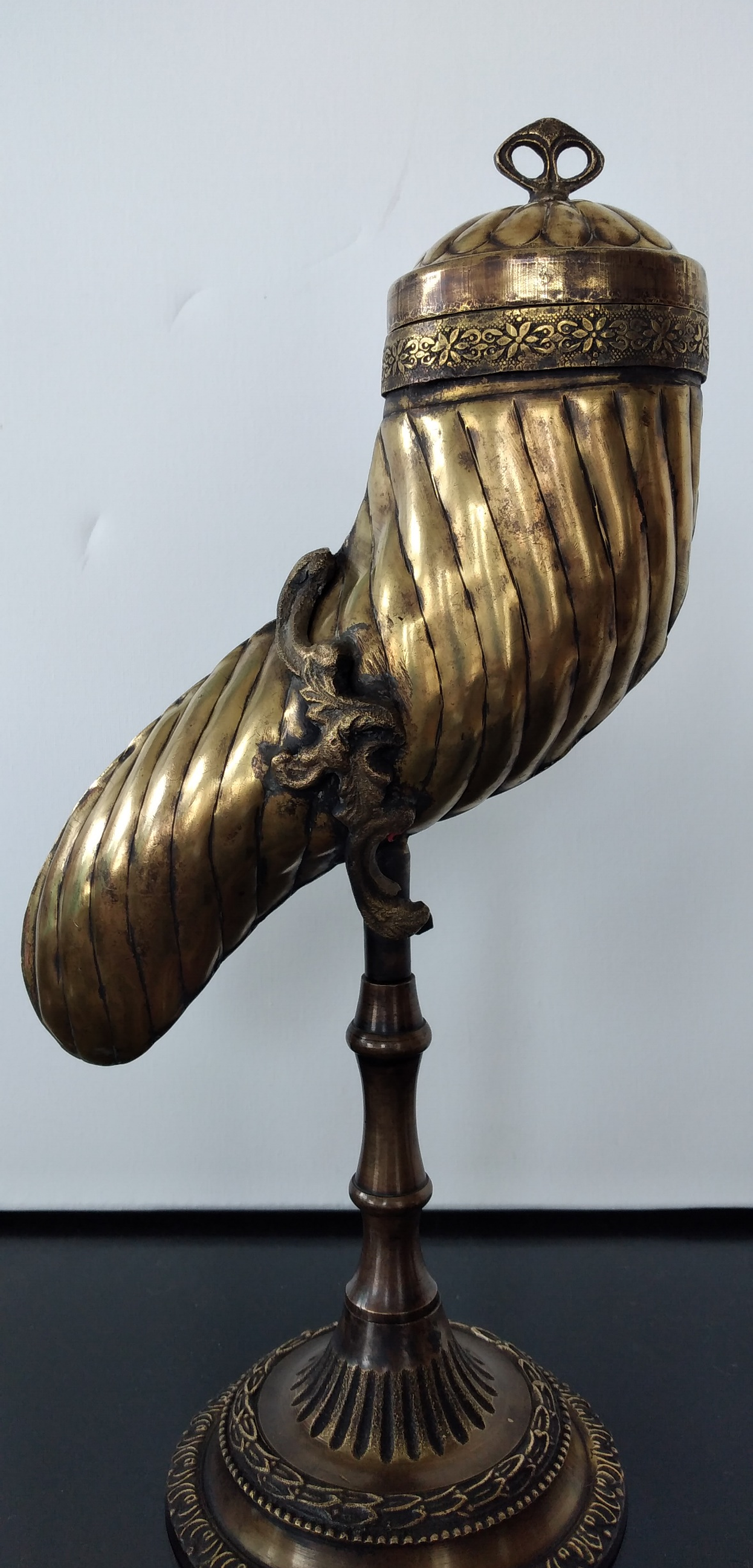 Cornucópia em metal repuxado 2