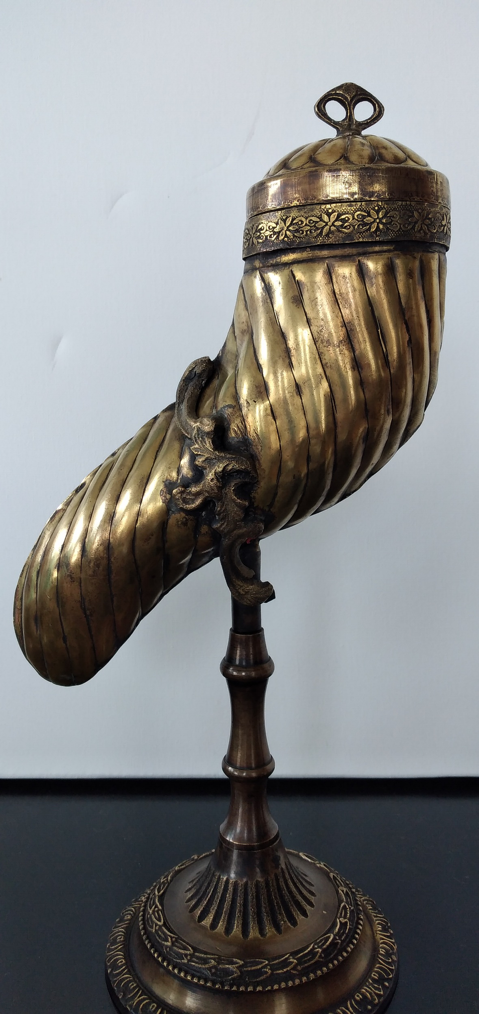 Cornucópia em metal repuxado 2