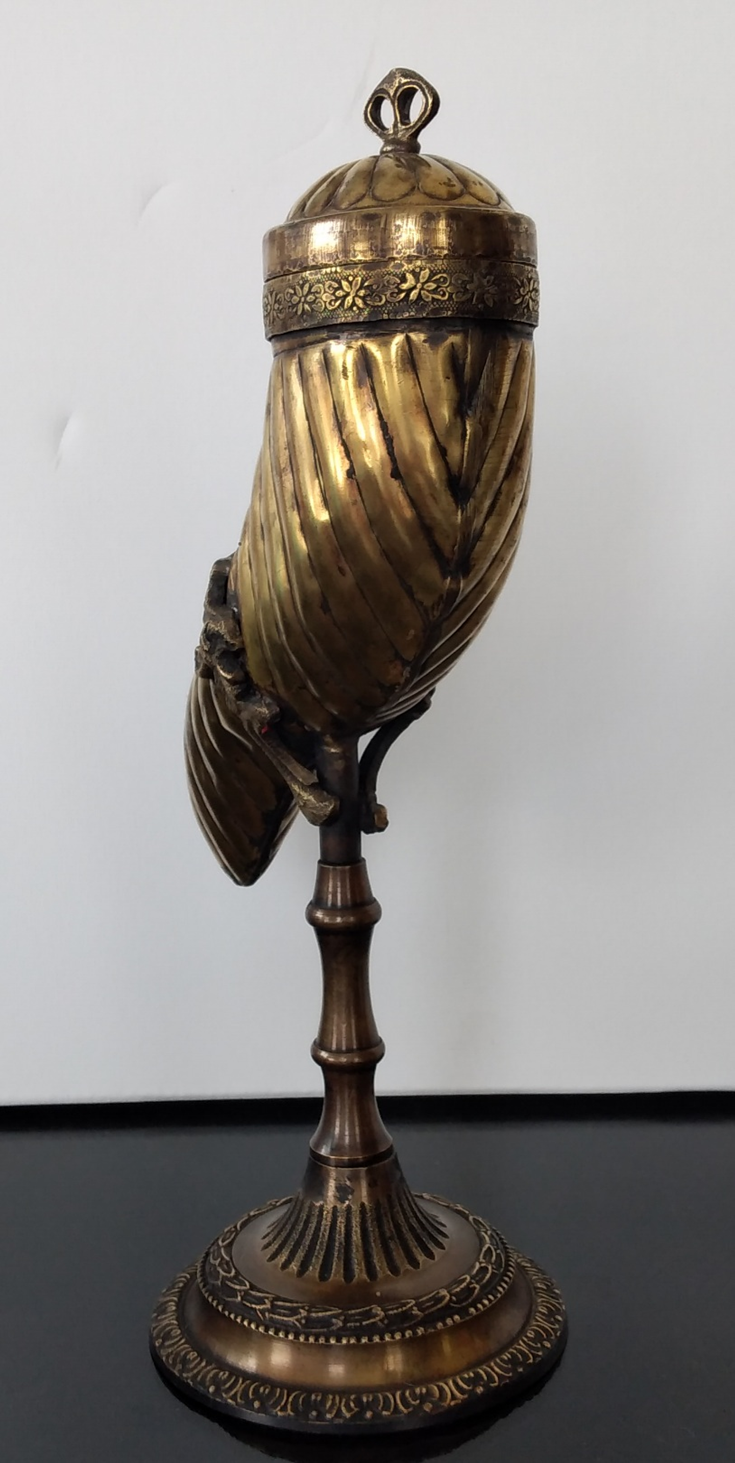 Cornucópia em metal repuxado 3