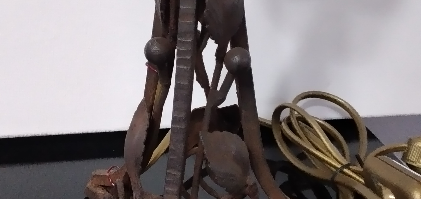 Candeeiro em ferro forjado e pasta de vidro  3