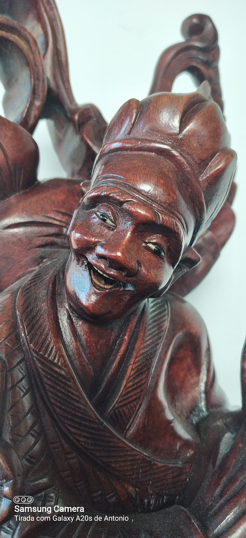 Escultura chinesa em madeira 