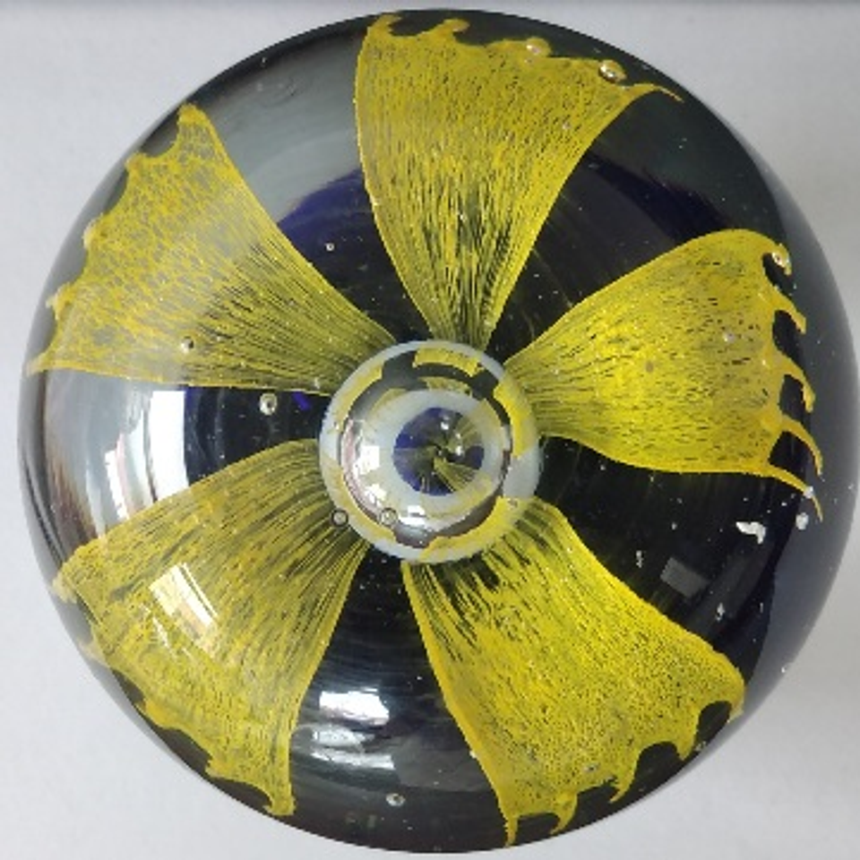 Pisa-papéis em vidro 1