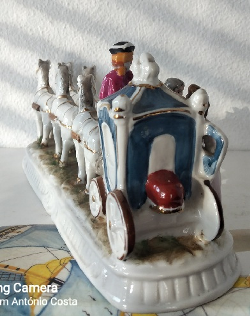 Carruagem em porcelana  3