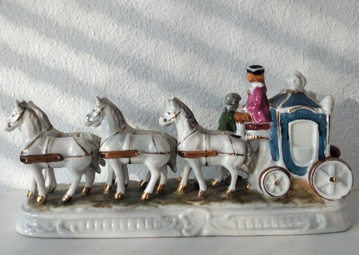 Carruagem em porcelana  6