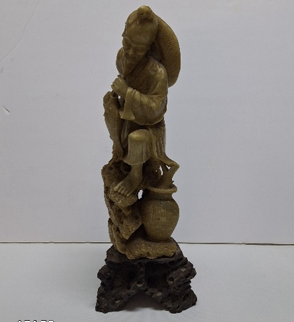 Pescador em pedra sabão  7