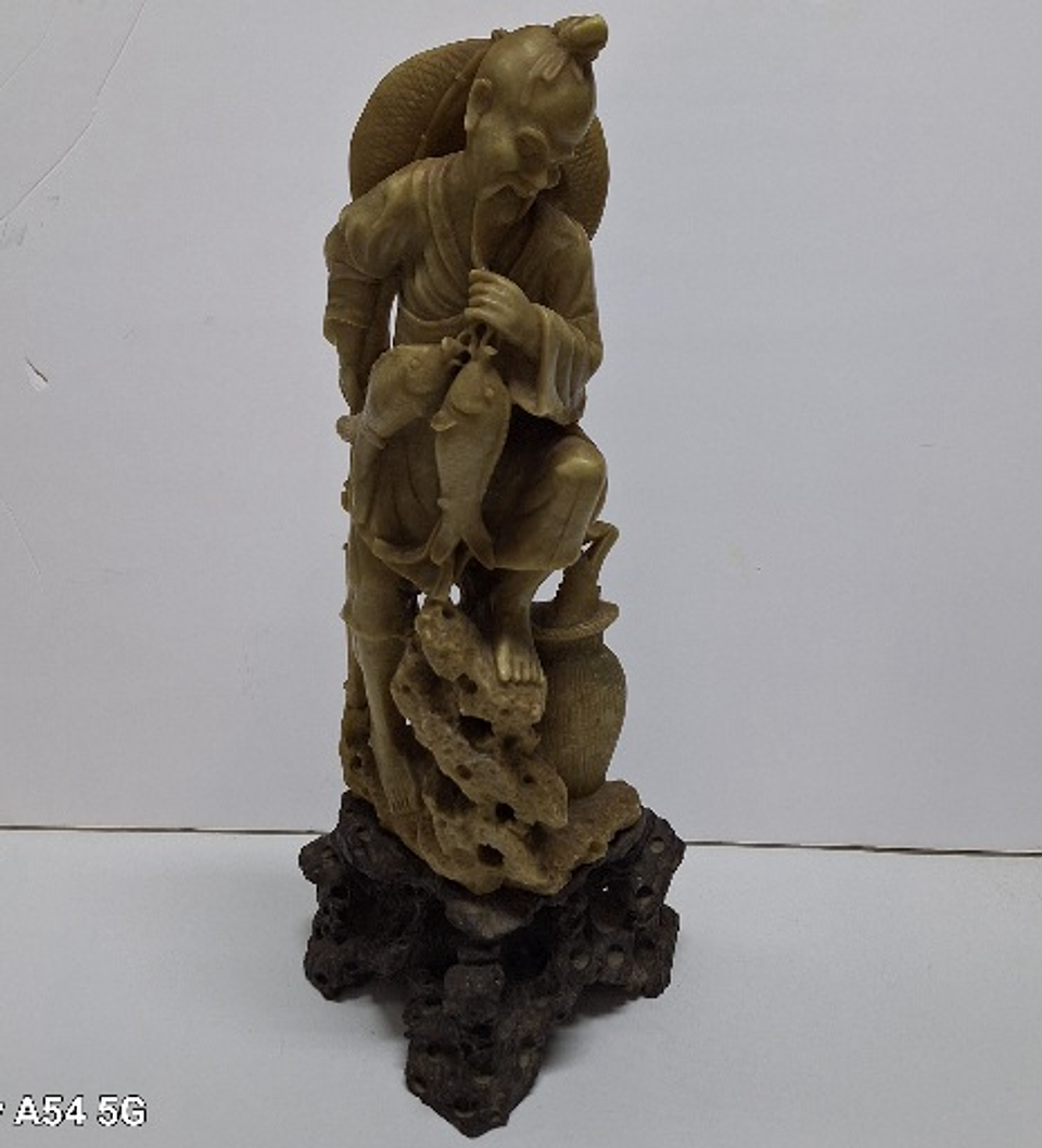 Pescador em pedra sabão  8