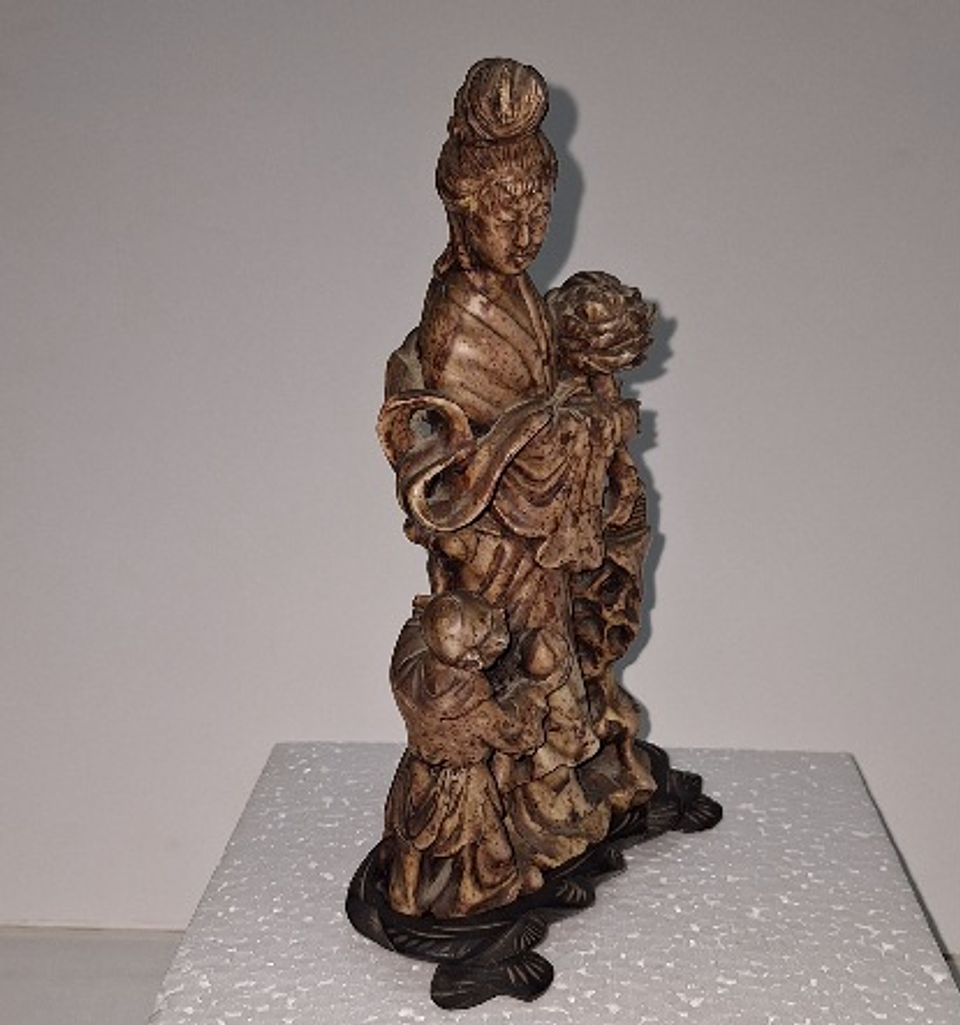 Escultura em pedra dura  2