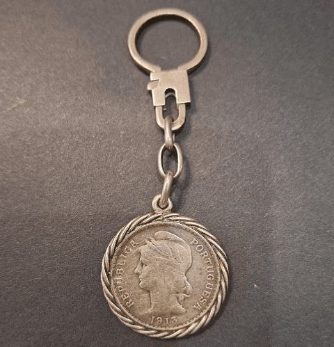 Chaveiro com moeda encastoada