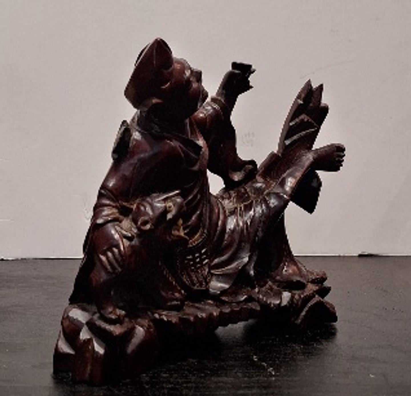 escultura oriental em madeira  1