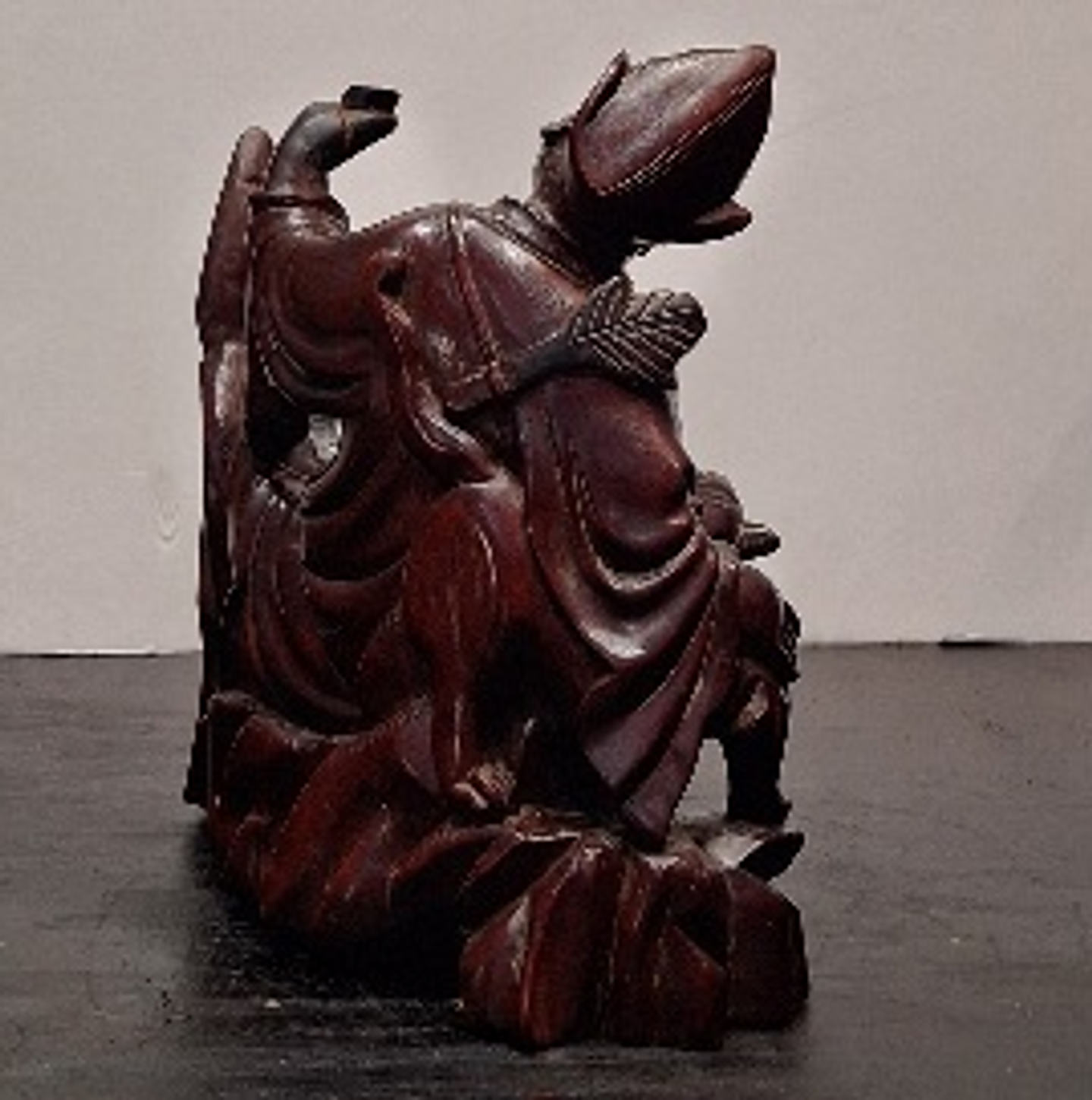 escultura oriental em madeira  2