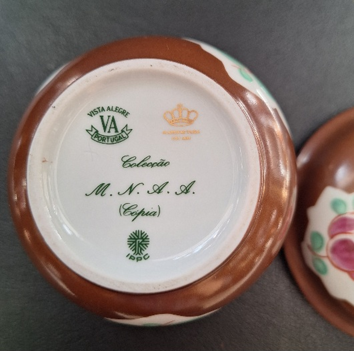 Pote com tampa, chocolate. VA 3