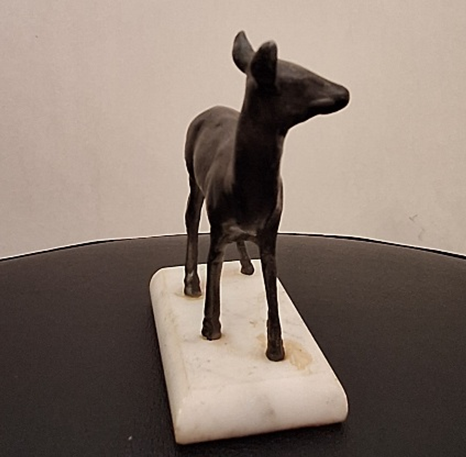 Escultura, representando Corça  2