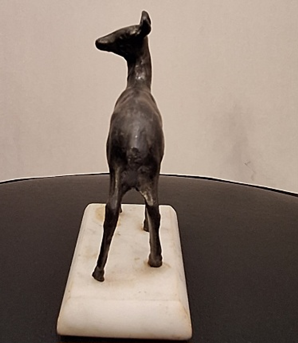 Escultura, representando Corça  3