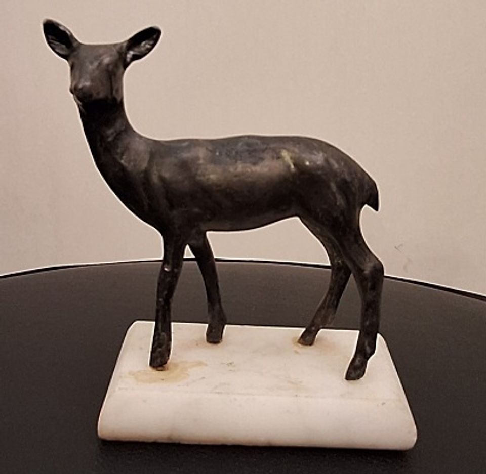 Escultura, representando Corça  7