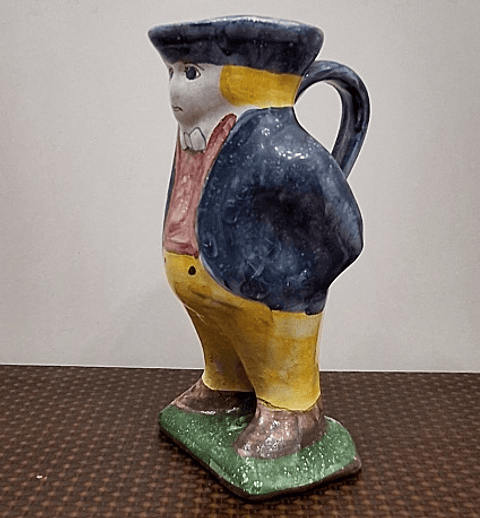 Caneca antropomórfica em faiança 