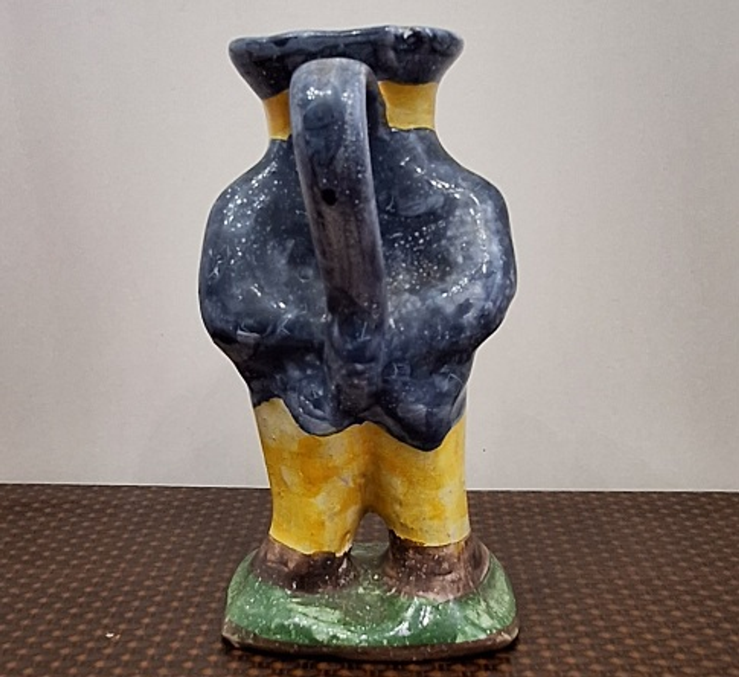 Caneca antropomórfica em faiança  2