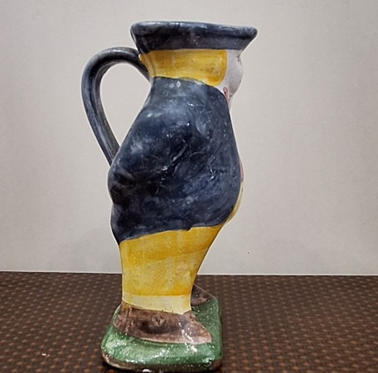 Caneca antropomórfica em faiança  6