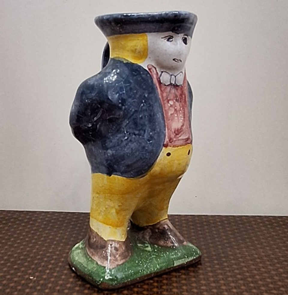 Caneca antropomórfica em faiança  3