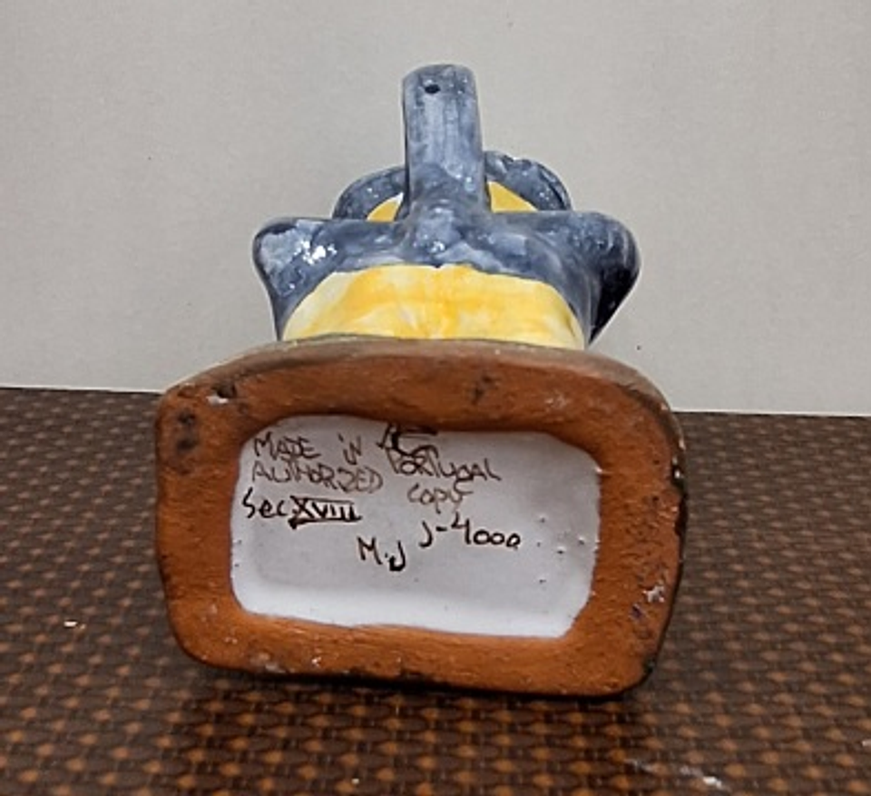 Caneca antropomórfica em faiança  5