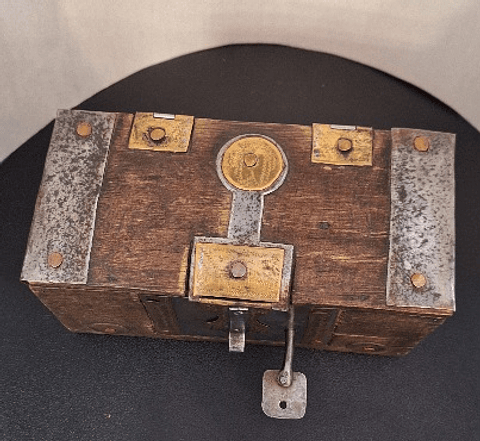 Antiga caixa madeira com aplicações em metais