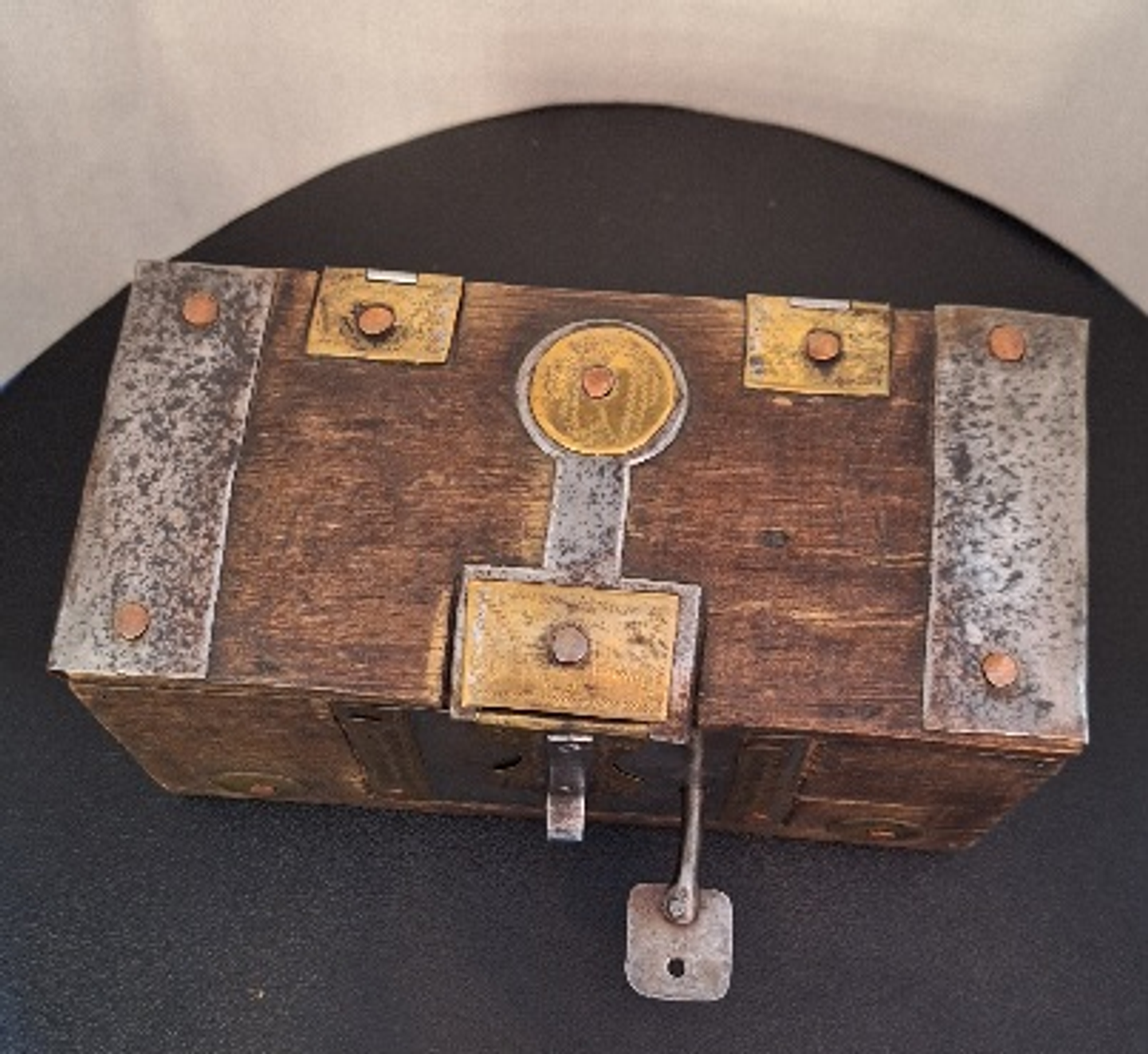 Antiga caixa madeira com aplicações em metais 1