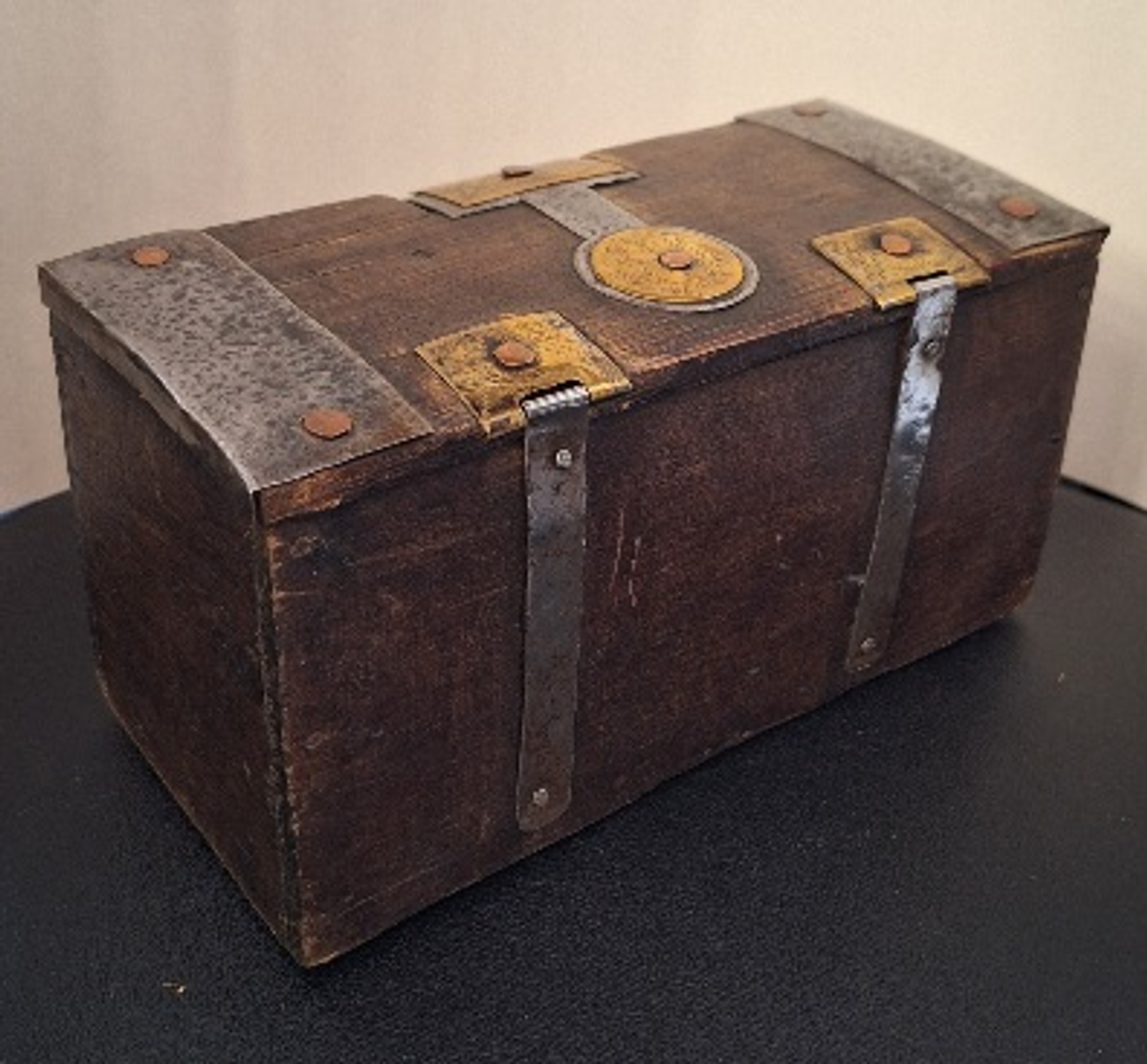 Antiga caixa madeira com aplicações em metais 2