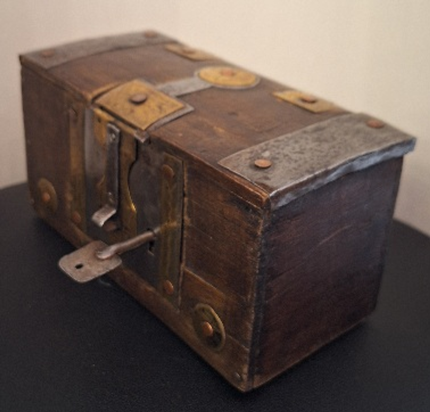 Antiga caixa madeira com aplicações em metais 3