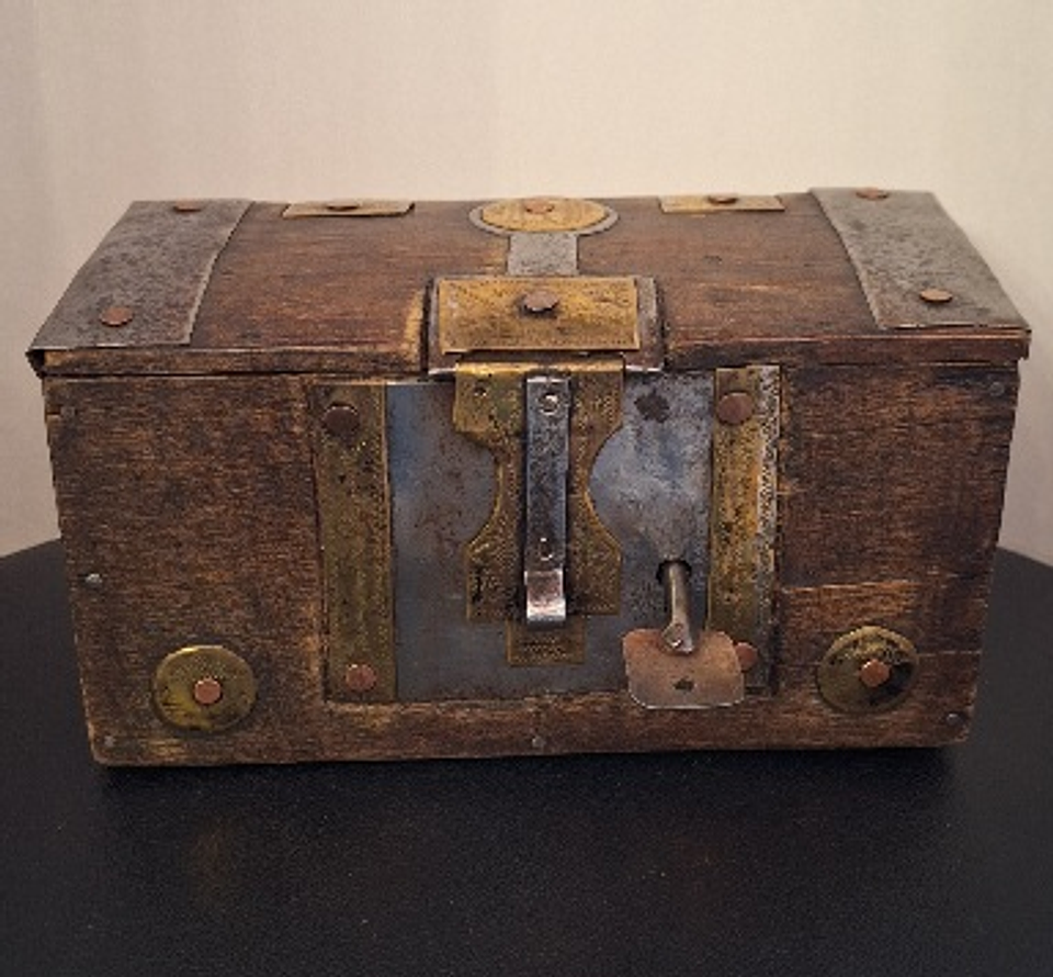 Antiga caixa madeira com aplicações em metais 4