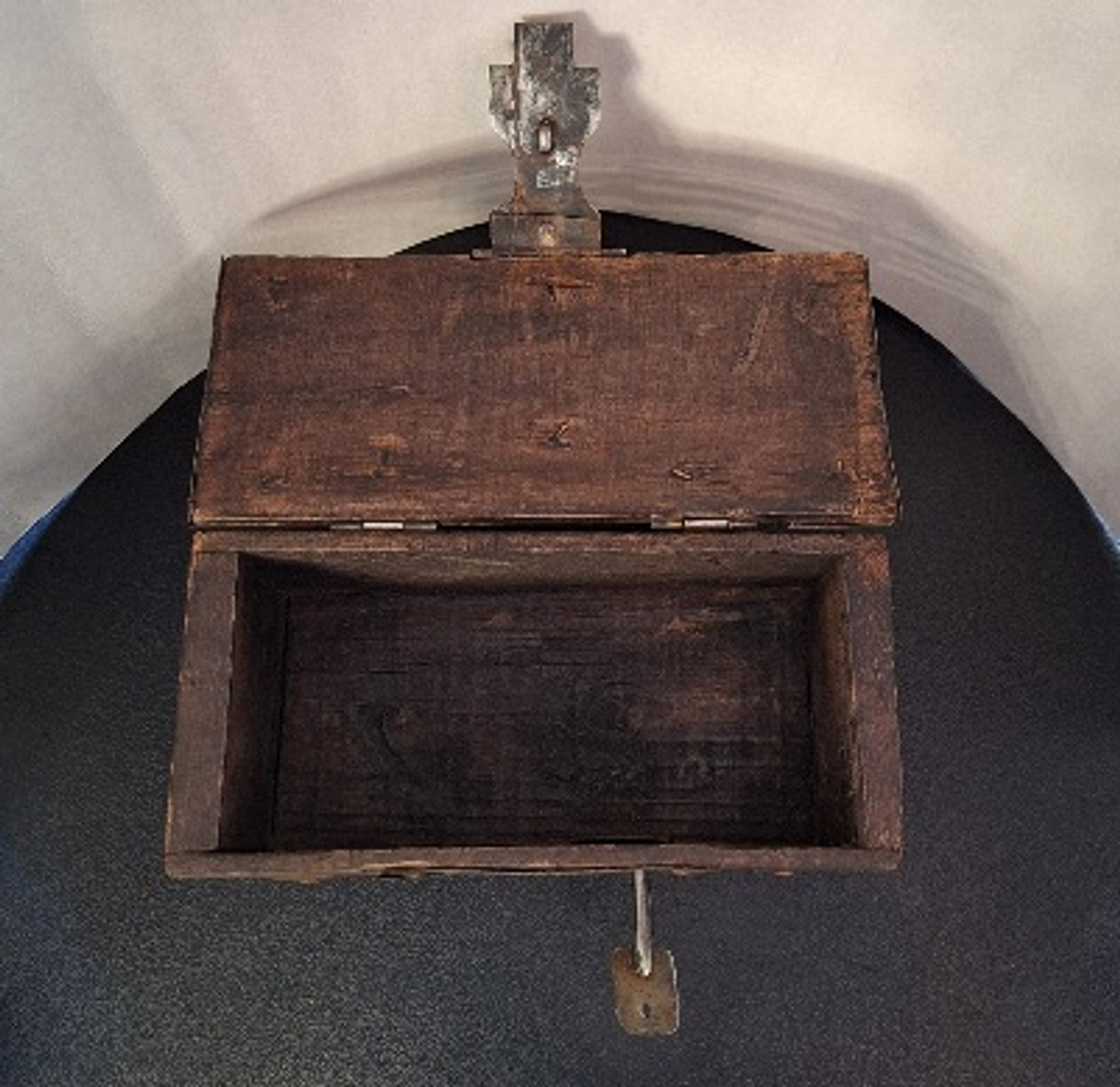 Antiga caixa madeira com aplicações em metais 5