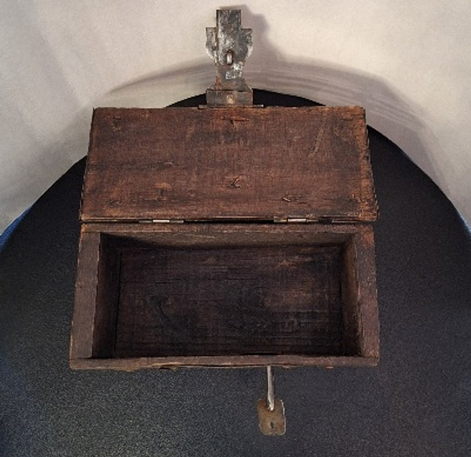 Antiga caixa madeira com aplicações em metais 5