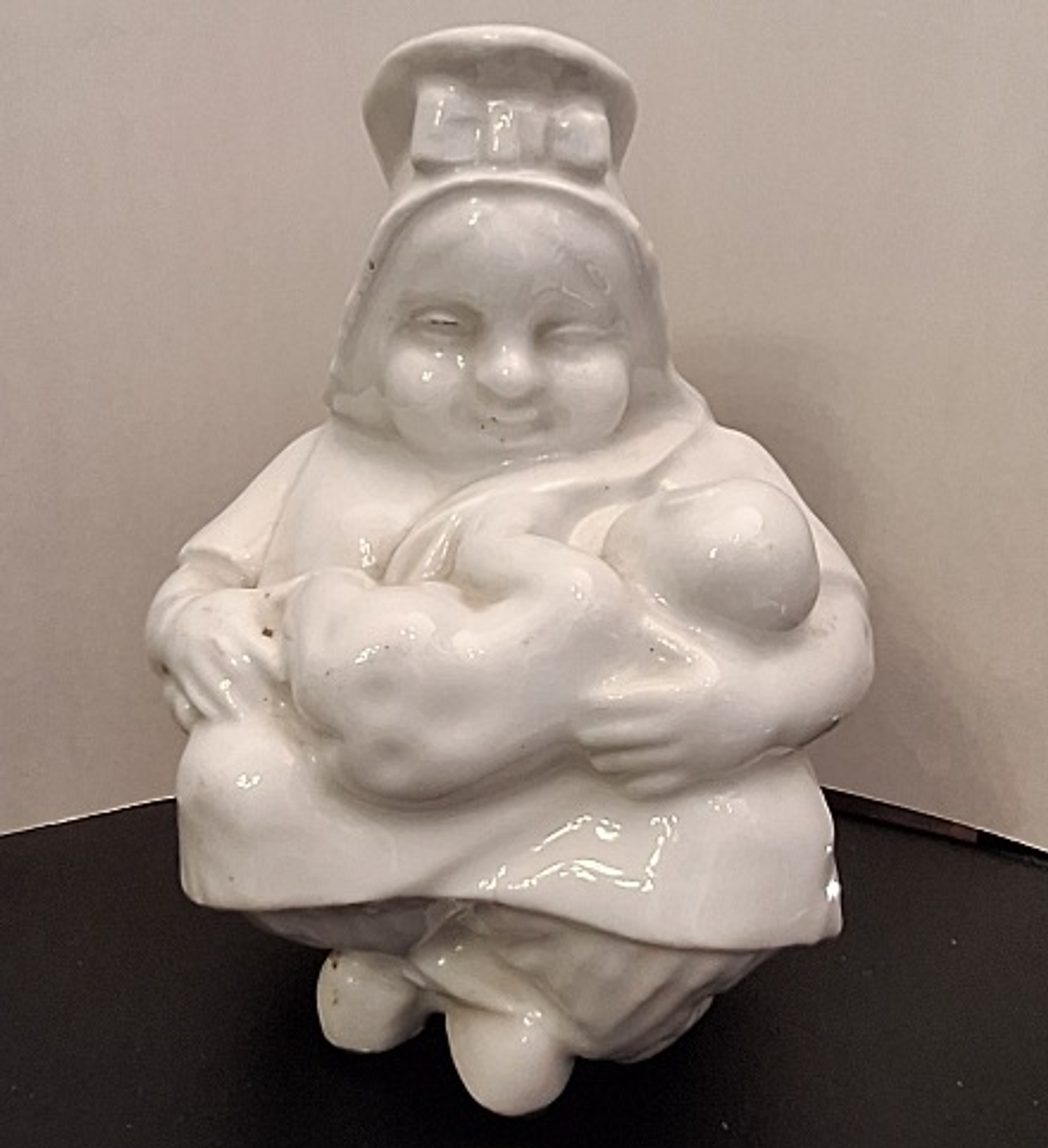 Caneca antropomórfica em porcelana  2