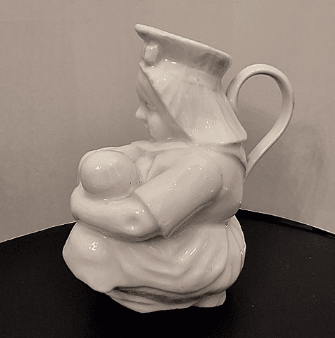 Caneca antropomórfica em porcelana 